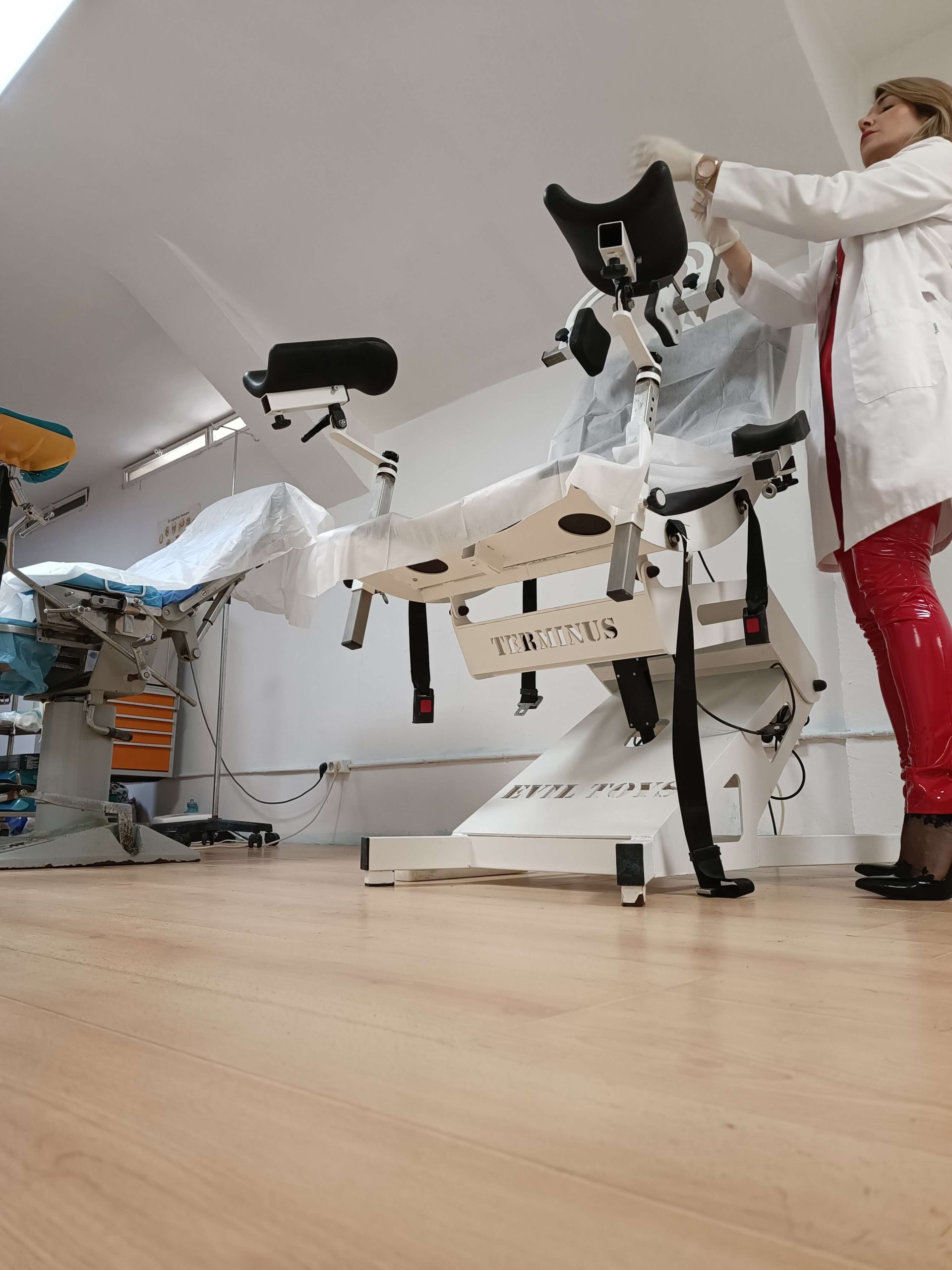 Preparando sesión medical bdsm